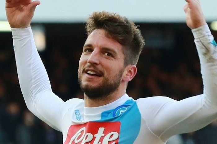 Pemain sayap Napoli, Dries Mertens, merayakan gol ke gawang Torino FC dalam lanjutan Serie A, di Stadion San Paolo, 18 Desember 2016.