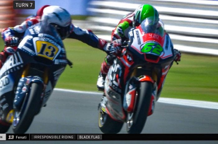 Romano Fenati menarik tuas rem Stefano Manzi saat balapan Moto2 GP San Marino di Sirkuit Misano, Minggu (9/9/2018).