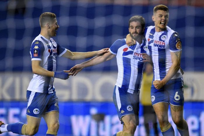 Striker Wigan Athletic, Will Grigg (tengah), merayakan gol yang dia cetak ke gawang Manchester City dalam laga babak kelima Piala FA di Stadion DW, Wigan, Inggris, pada 19 Februari 2018.