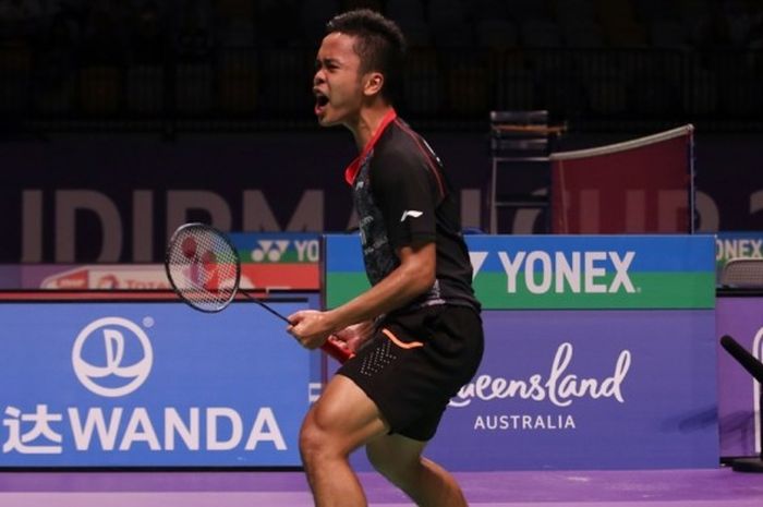 Pebulu tangkis tunggal putra nasional, Anthony Sinisuka Ginting, bereaksi setelah memastikan kemenangan atas Viktor Axelsen (Denmark) pada laga partai kedua babak penyisihan grup 1D Piala Sudirman di Carrara Indoor Sports Stadium, Gold Coast, Australia, Rabu (24/5/2017). Anthony menang 13-21, 21-17, 21-14.