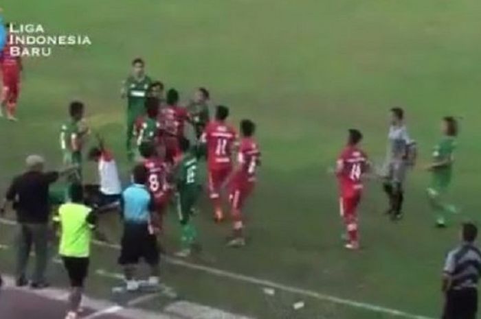 Kisruh pada laga Persika Karawang versus PS Bengkulu, Minggu (6/8/2017).