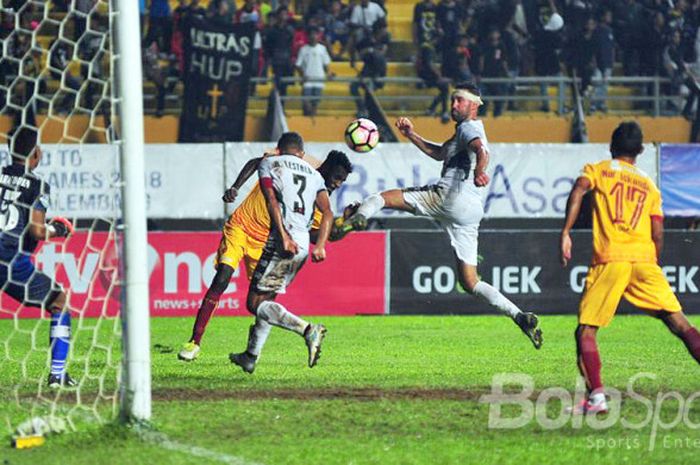 Pemain belakang Sriwijaya FC berusaha menahan gempuran pemain PS TNI, pada putaran pertama saat menjamu PS TNI pada pekan ke-14 Liga 1 di Stadion Gelora Sriwijaya Jakabaring Palembang.