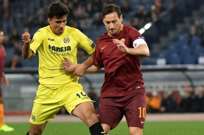 Kapten AS Roma, Francesco Totti (kanan), berduel dengan pemain Villarreal, Rodrigo Hernandez, dalam partai babak 32 besar Liga Europa di Stadion Olimpico, Roma, 23 Februari 2017.