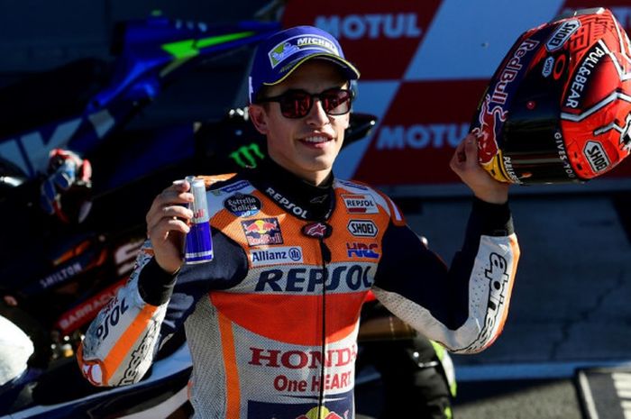 Pebalap MotoGP asal Spanyol yang membela tim Repsol Honda, Marc Marquez, melakukan selebrasi setelah meraih pole position pada sesi kualifikasi GP Valencia di Sirkuit Ricardo Tormo, Cheste, Sabtu (11/11/2017).