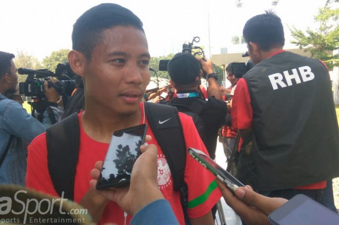  Gelandang timnas U-23 Indonesia, Evan Dimas menjawab pertanyaan wartawan setelah menjalani sesi lat