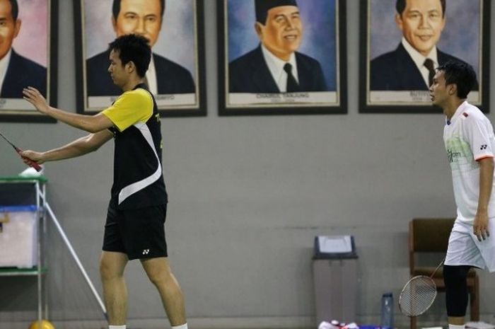 Pasangan ganda putra Indonesia, Mohammad Ahsan/Hendra Setiawan, berlatih persiapan Olimpiade Rio 2016 di pelatnas bulu tangkis, Cipayung, Jakarta, Rabu (20/7/2016).