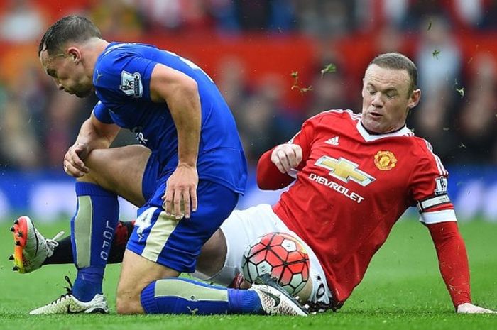 Pemain Manchester United, Wayne Rooney (kanan), berebut bola dengan gelandang Leicester City, Daniel Drinkwater, dalam laga Premier League 2015-2016 di Stadion Old Trafford, Manchester, Inggris, pada Minggu (1/5/2016). 