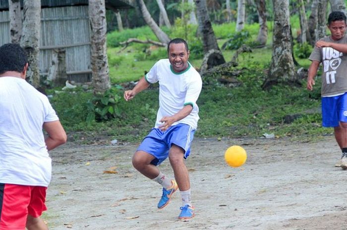 Sepak bola di Maluku, jalan merajut perdamaian.