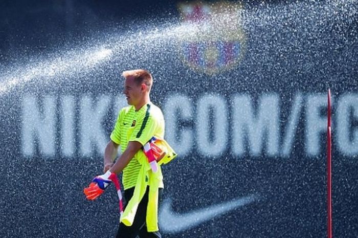 Kiper FC Barcelona, Marc-Andre Ter Stegen, berlatih menjelang laga final Liga Champions melawan Juventus di Barcelona, Spanyol, 2 Juni 2015.