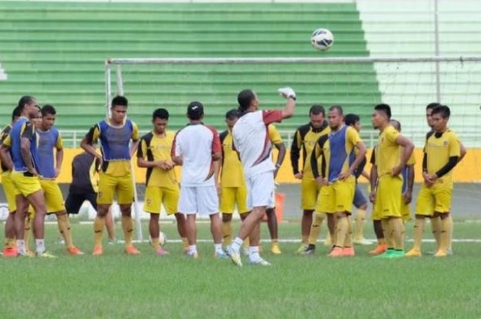 Para pemain Sriwijaya FC berlatih di Stadion Jakabaring, Palembang, Jumat (21/10/2016) sore. 