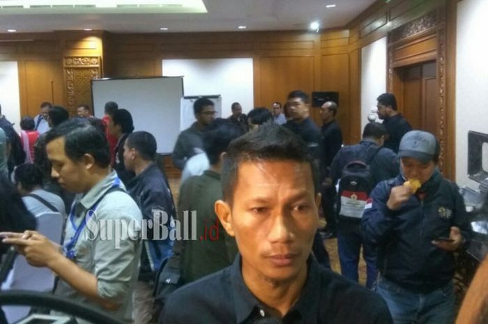 Pemain senior Persija Jakarta, Ismed Sofyan saat menjawab pertanyaan wartawan, di Hotel Sultan, Jakarta, Selasa (6/2/2018).