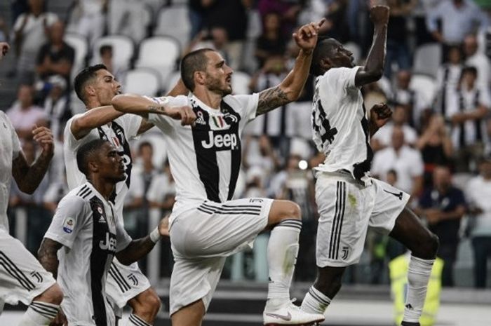 Pemain Juventus (dari kiri-kanan) Mario Mandzukic, Cristiano Ronaldo, Douglas Costa, Leonardo Bonucci, dan Blaise Matuidi, berselebrasi dengan para fan usai menang 2-0 atas Lazio di Stadion Allianz, Sabtu (25/8/2018), dalam lanjutan Liga Italia Serie A.