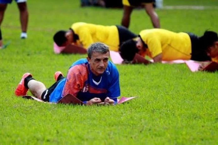 Pelatih Arema, Milomir Seslija memimpin anak asuhnya pada sesi latihan di lapangan Paskhas Abdurrachman Saleh, Pakis, Kabupaten Malang pada Rabu (17/8/2016) sore.