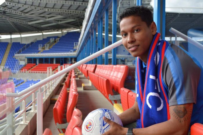 Pemain baru Reading Darren Sidoel di Stadion Madejski.