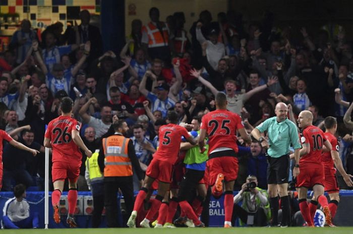 Para pemain Huddersfield Town merayakan gol yang dicetak striker Laurent Depoitre ke gawang Chelsea pada pertandingan Liga Inggris 2017-2018 di Stadion Stamford Bridge, London, Inggris, pada Rabu (9/5/2018).