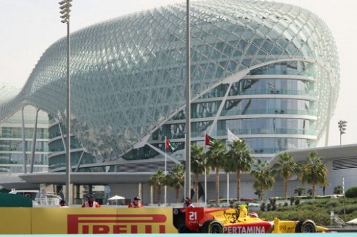Pebalap Pertamina Arden asal Indonesia, Sean Gelael, memacu mobil jelang seri balapan GP Abu Dhabi di Sirkuit Yas Marina, Jumat (24/11/2017).