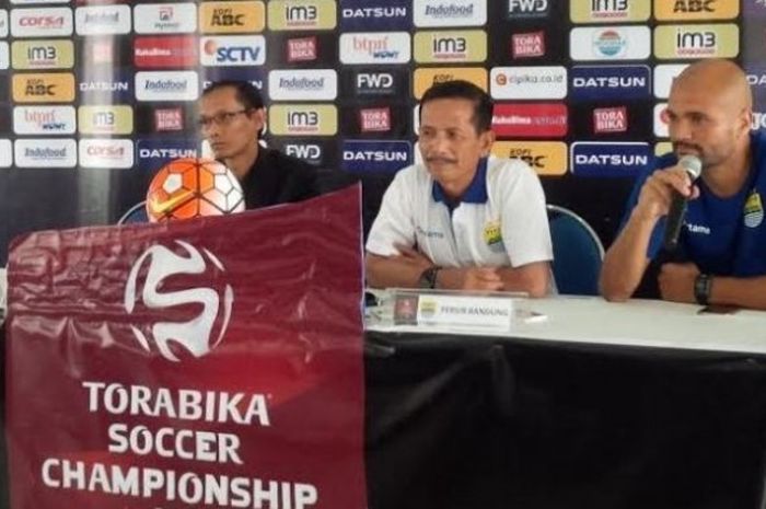 Pelatih Persib, Djadjang Nurdjaman (tengah) dan striker Sergio van Dijk saat jumpa pers pra-laga kontra Persela Lamongan di Graha Persib, Jalan Sulanjana, Kota Bandung, Kamis (28/7/2016).