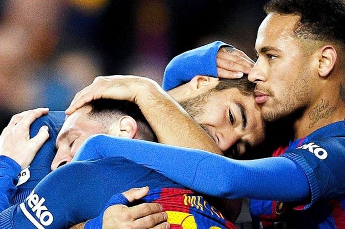 Striker Barcelona, Luis Suarez (tengah), melakukan selebrasi bersama rekan setimnya, Lionel Messi (kiri) dan Neymar Jr. usai mencetak gol ke gawang Espanyol dalam laga lanjutan La Liga 2016-2017 di Stadion Camp Nou, Barcelona, pada 18 Desember 2016.