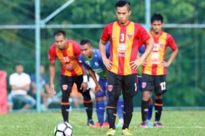 Bek kiri Tengku Qayum Ubaidilah dalam salah satu sesi latihan Kelantan FA awal tahun ini. 