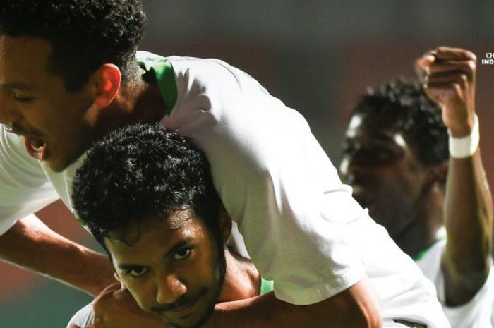 Suka cita dua pemain timnas U-19 Arab Saudi menjuarai Piala Asia U-19 2018 setelah menunggu 26 tahun untuk jadi yang terbaik dan mereka menumbangkan timnas U-19 Korea Selatan pada final di Stadion Pakansari,  Minggu (4/11/2018) malam.  