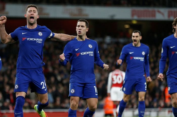 Gelandang Chelsea, Eden Hazard (tengah), merayakan gol yang dia cetak ke gawang Arsenal dalam laga Liga Inggris di Stadion Emirates, London, pada 3 Januari 2018.