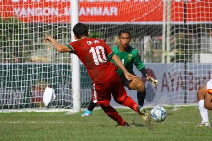 Penyerang timnas U-19 Indonesia, Egy Maulana (10) melepaskan sepakan keras ke gawang timnas U-19 Brunei, yang dijaga kiper Muhd Amirul Hakim PG Zulkarnain setelah melewati bek Rahimin Abdul Ghani (kanan) pada laga pamungkas Grup B Piala AFF U-18 2017 di Stadion Thuwunna, Yangon, 