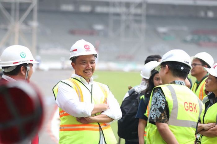Menpora Imam Nahrawi didampingi Staf Khusus Bidang Olahraga Taufik Hidayat meninjau perkembangan pembangunan Stadion Utama Gelora Bung Karno (SUGBK), Senayan, Jakarta Pusat, Selasa (8/8/2017) 