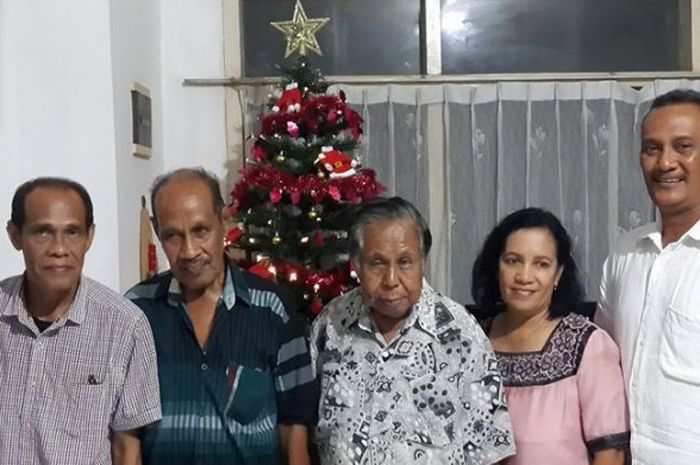 JA Hattu (tengah) dalam sebuah momen peringatan Natal bersama keluarga termasuk putranya, Ferril R Hattu (kanan), 26 Desember 2016. 