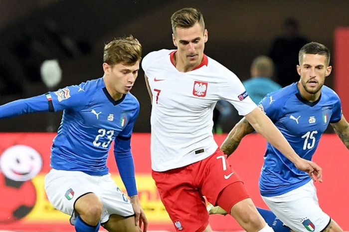 Dua pemain timnas Italia, Niccolo Barella (kiri) dan Cristiano Biraghi, mengepung striker Polandia, Arkadiusz Milik, dalam laga UEFA Nations League di Stadion Silesian, Chorzow, pada Senin (15/10/2018) dini hari WIB.