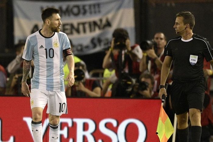 Kapten Argentina, Lionel Messi (kiri), dalam laga Kualifikasi Piala Dunia 2018 kontra Cile di Buenos Aires, Argentina, 23 Maret 2017.