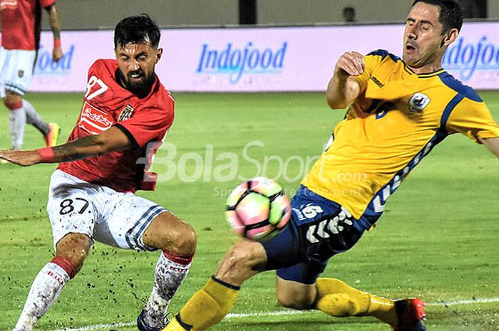 Aksi gelandang Bali United, Stefano Lilipaly (kiri), saat tampil dalam pertandingan putaran pertama kualifikasi Liga Champions Asia melawan Tampines Rovers di Stadion Kapten I Wayan Dipta, Selasa (16/1/2018). 