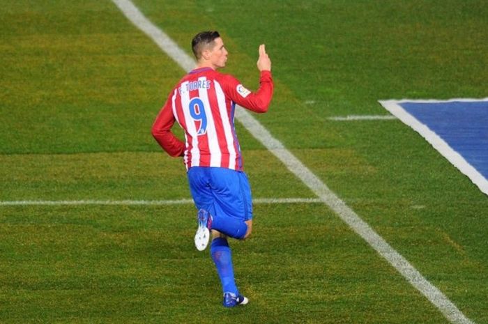 Penyerang Atletico Madrid, Fernando Torres, melakukan selebrasi setelah mencetak gol ke gawang Celta Vigo di Stadion Vicente Calderon, Minggu (12/2/2017) waktu setempat.