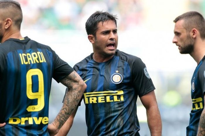 Para pemain Inter Milan (dari kiri ke kanan), Mauro Icardi, Eder, Marcelo Brozovic, dalam laga Serie A melawan Sassuolo di Stadion Giuseppe Meazza, Milan, 14 Mei 2017.