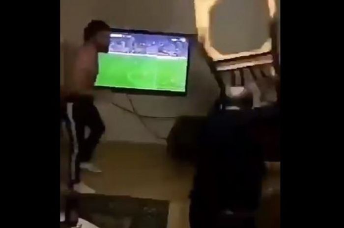 Fan Galatasaray mengamuk di rumahnya saat pemainnya gagal mencetak gol ke gawang Fenerbahce ketika keduanya bertemu pada Sabtu (17/3/2018).