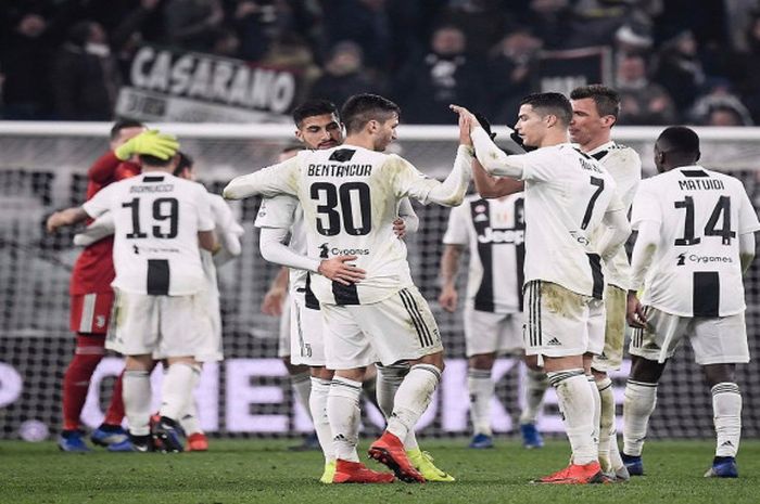 Para pemain Juventus merayakan kemenangan 1-0 atas Inter Milan pada pertandingan pekan ke-15 Liga Italia di Stadion Allianz, Turin, Jumat (7/12/2018).