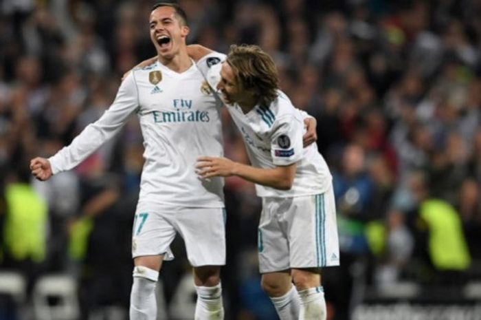 Dua pemain Real Madrid, Lucas Vazquez dan Luka Modric, merayakan bersama-sama kesuksesan timnya lolos ke final Liga Champions 2018 usai menyingkirkan Bayern Muenchen di semifinal dengan agregat 4-3, pada 1 Mei 2018.