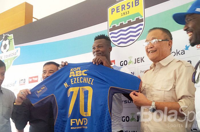 Ezechiel Aliadjim N Douassel memamerkan jersey Persib dengan nomor punggung 70 ‎yang akan digunakan olehnya saat mengarungi putaran kedua Liga 1 2017. 