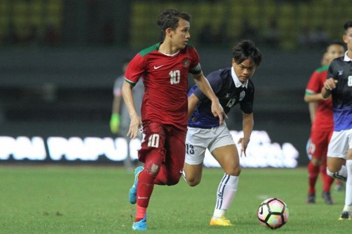 Aksi gelandang tim nasional U-19 Indonesia, Egy Maulana, dalam pertandingan persahabatan melawan Kamboja pada Rabu (4/10/2017). 