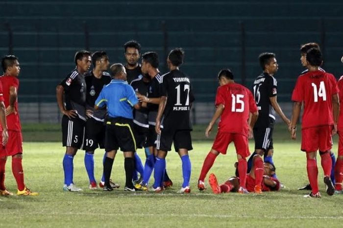 Wasit Ahmad Tuharea (kaus biru) menerima protes pemain PS Pidie Jaya saat tim itu menghadapi Blitar United pada putaran final Liga Nusantara di Stadion Sultan Agung, Bantul, Jumat (2/12/2016) malam. 