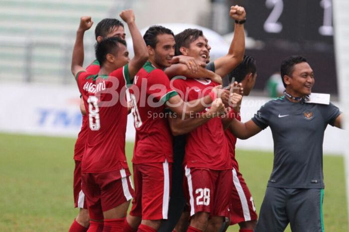 Para pemain timnas merayakan keberhasilan meraih medali perunggu seusai mengalahkan Myanmar di Selayang, Selasa (29/8/2017). 