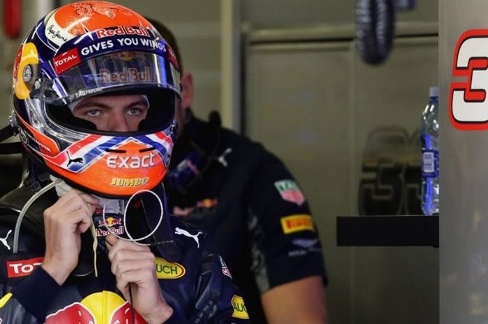 Pebalap Formula 1 (F1) yang membela tim Red Bull Racing, Max Verstappen, terlihat berada di garasi tim saat menjalani latihan ketiga GP Meksiko di Autodromo Hermanos Rodriguez, Mexico City, Sabtu (29/10/2016).