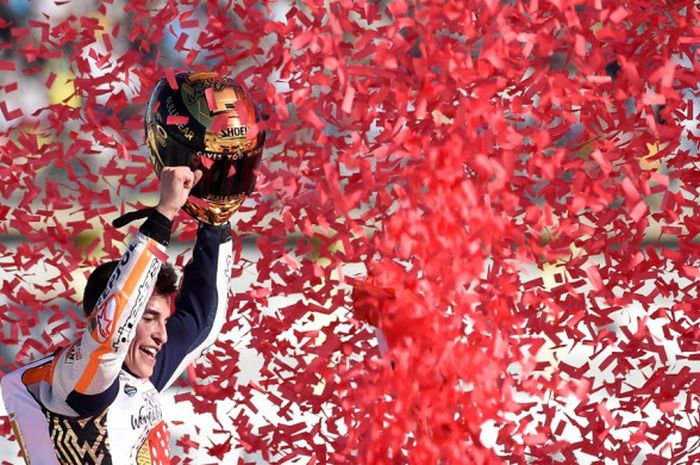 Pebalap Repsol Honda, Marc Marquez, melakukan selebrasi setelah memastikan diri menjadi juara dunia MotoGP 2017 pada GP Valencia yang berlangsung di Sirkuit Ricardo Tormo, Cheste, Valencia, Spanyol, Minggu (12/11/2017).