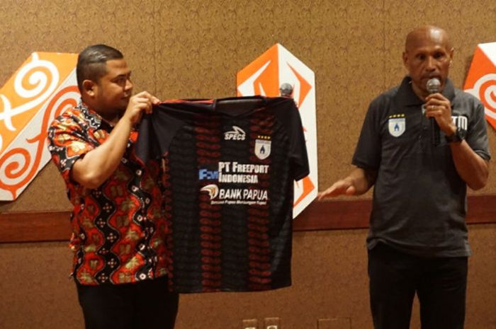 Ketua Umum Persipura, Benhur Tommy Mano (kanan) memperkenalkan jersey terbaru skuat Mutiara Hitam untuk musim 2018 di Rimba Papua Hotel, Timika pada Sabtu (3/3/2018).