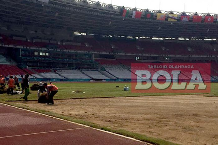  Rumput di Stadion Utama Gelora Bung Karno, Senayan, Jakarta, sedang dipasang untuk menggelar cabang atletik Asian Games 2018 yang akan dimulai pada 25 Agustus 2018. 