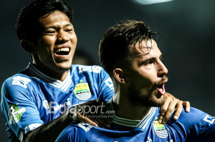  Penyerang Persib Bandung, Jonathan Bauman merayakan gol yang dicetaknya ke gawang PSM Makassar bersama Eka Ramdani, di Stadion Gelora Bandung Lautan Api di Liga 1 2018 (23/5/2018). 