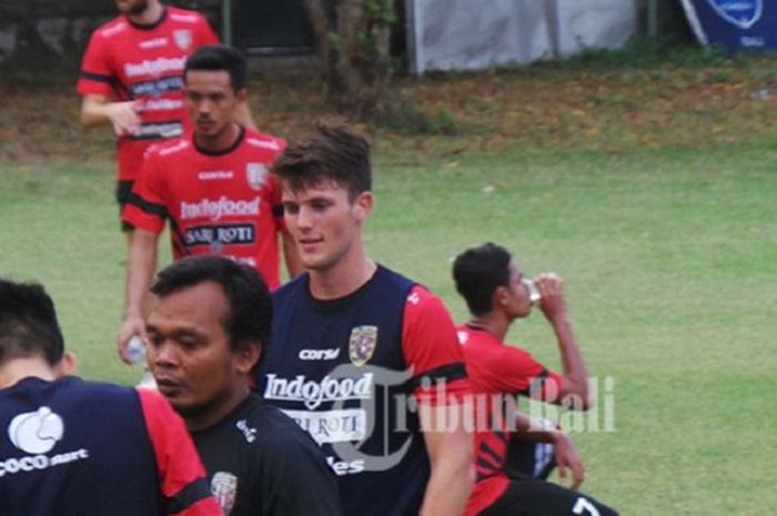 Pemain asing berkebangsaan Jerman-Perancis, Marc Meunier, mengikuti sesi latihan bersama Bali United di Gelora Trisakti Legian, Kamis (21/6/2018).