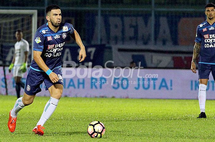 Pemain Arema FC, Ahmet Atayev, saat tampil melawan Persegres Gresik United pada pekan ke-31 Liga 1 di Stadion Kanjuruhan Malang, Jawa Timur, Rabu (25/10/2017) malam.