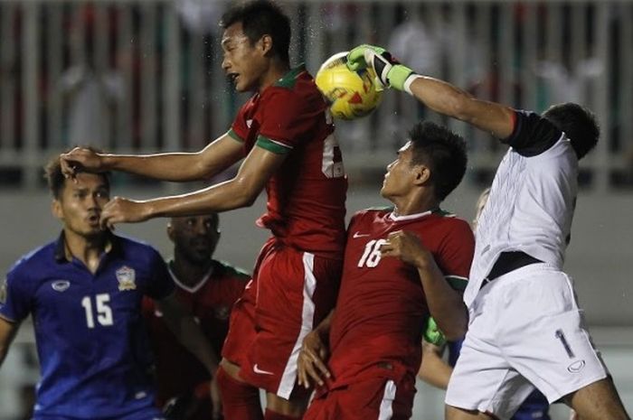  Kiper Thailand, Kawin Thamsatchanan duel udara dengan duo bek Indonesia, Fachrudin Aryanto (16) dan Hansamu Yama pada final pertama Piala AFF 2016 di Stadion Pakansari, Kabupaten Bogor, Rabu (14/12/2016) malam.  