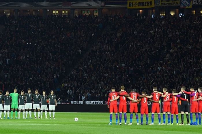 Para pemain tim nasional Jerman (kiri) dan Inggris mengheningkan cipta untuk korban serangan bom di Brussel, Belgia, jelang pertandingan persahabatan di Olympiastadion, Berlin, Jerman, pada 26 Maret 2016.