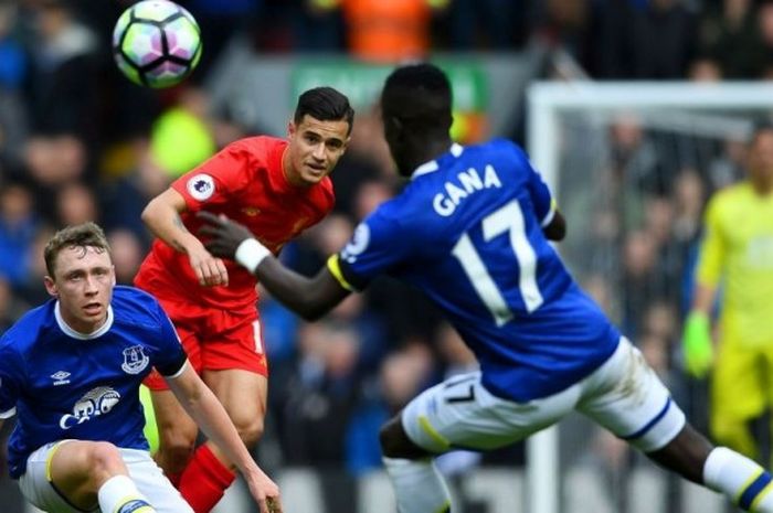 Gelandang Liverpool, Philippe Coutinho, melepas tembakan melewati Matthew Pennington (kiri) dan Idrissa Gueye (kanan), pada laga Liga Inggris antara Liverpool dan Everton di Stadion Anfield, Liverpool, pada Sabtu (1/4/2017).